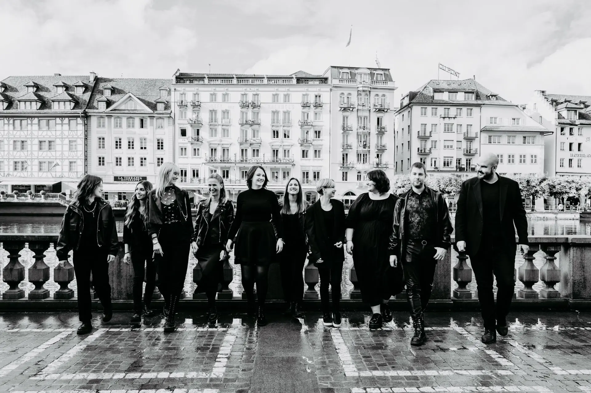 Team von Coiffeur HAUPTSACHE vor historischer Luzerner Kulisse – Experten für Haar- und Make-up-Styling.