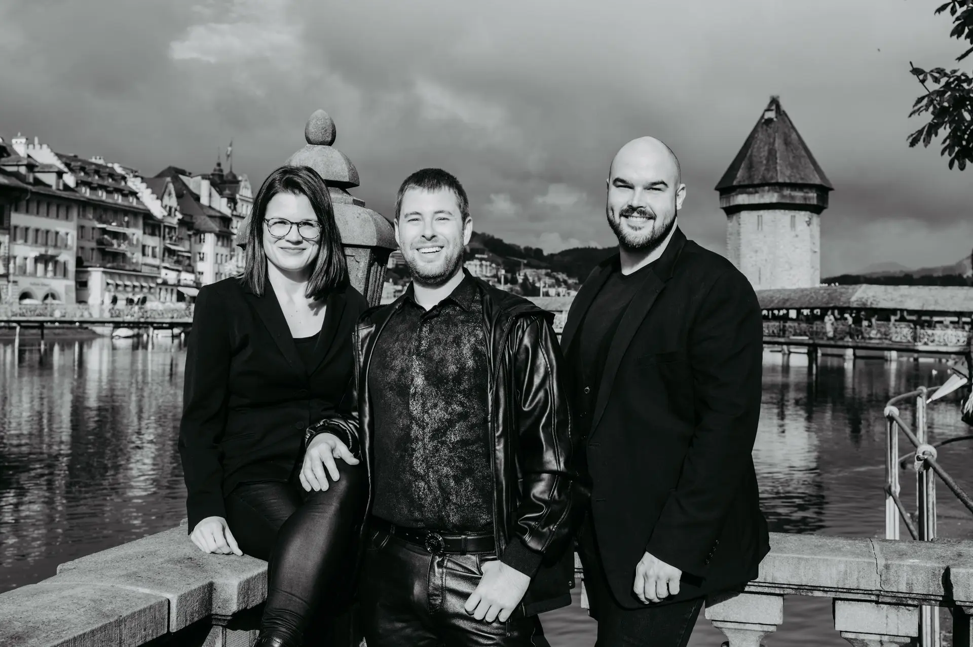 Team von Coiffeur HAUPTSACHE vor der Kapellbrücke in Luzern – Experten für Haare und Make-up.