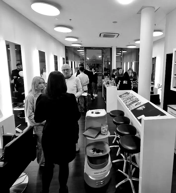 Innenansicht des Coiffeur-Salons HAUPTSACHE mit modernem Design und neuen Bodenbelägen und Robotter